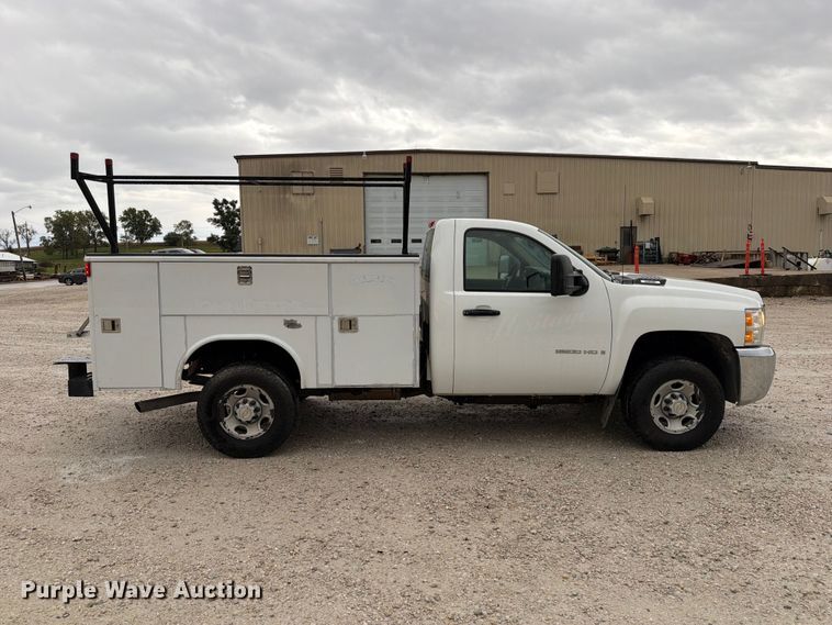 image for item EV7002 2007 Chevrolet Silverado 2500HD utility bed pickup truck