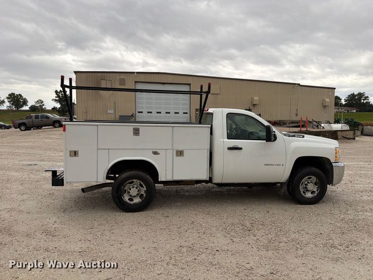 image for item EV7002 2007 Chevrolet Silverado 2500HD utility bed pickup truck