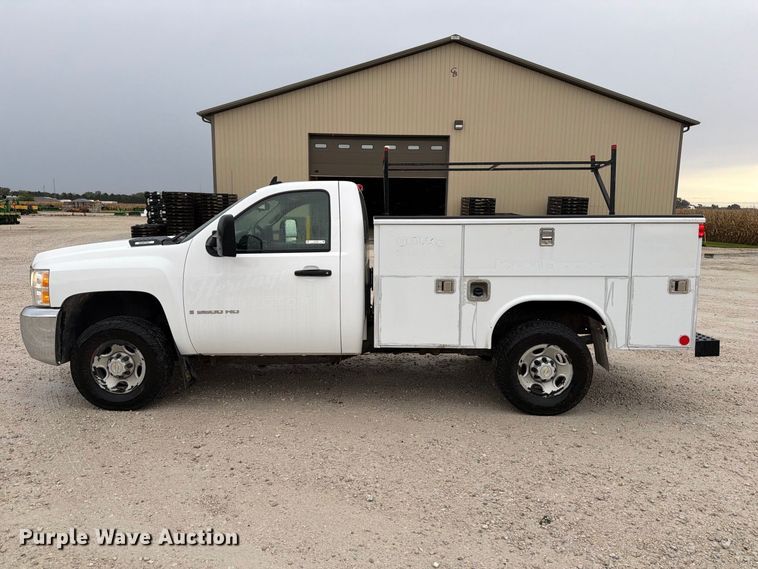 image for item EV7002 2007 Chevrolet Silverado 2500HD utility bed pickup truck