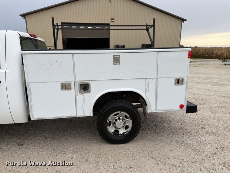 image for item EV7002 2007 Chevrolet Silverado 2500HD utility bed pickup truck