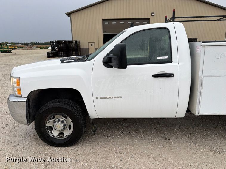 image for item EV7002 2007 Chevrolet Silverado 2500HD utility bed pickup truck