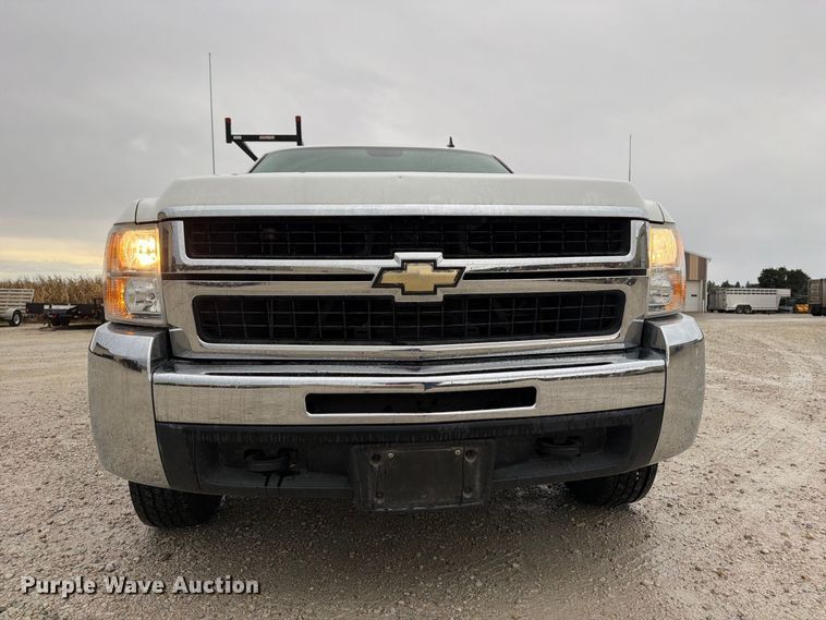 image for item EV7002 2007 Chevrolet Silverado 2500HD utility bed pickup truck