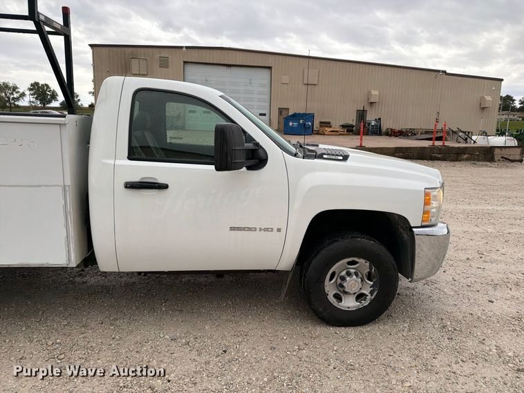 image for item EV7002 2007 Chevrolet Silverado 2500HD utility bed pickup truck