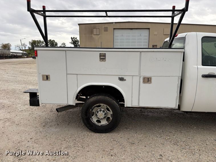 image for item EV7002 2007 Chevrolet Silverado 2500HD utility bed pickup truck