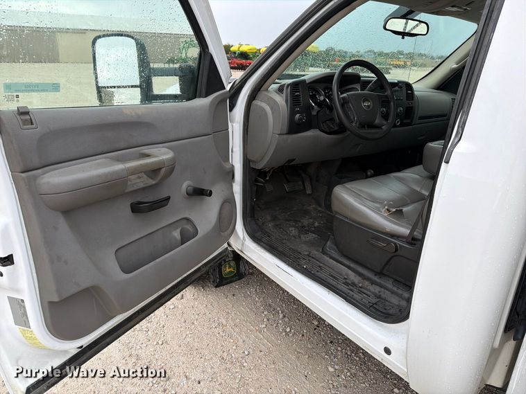 image for item EV7002 2007 Chevrolet Silverado 2500HD utility bed pickup truck