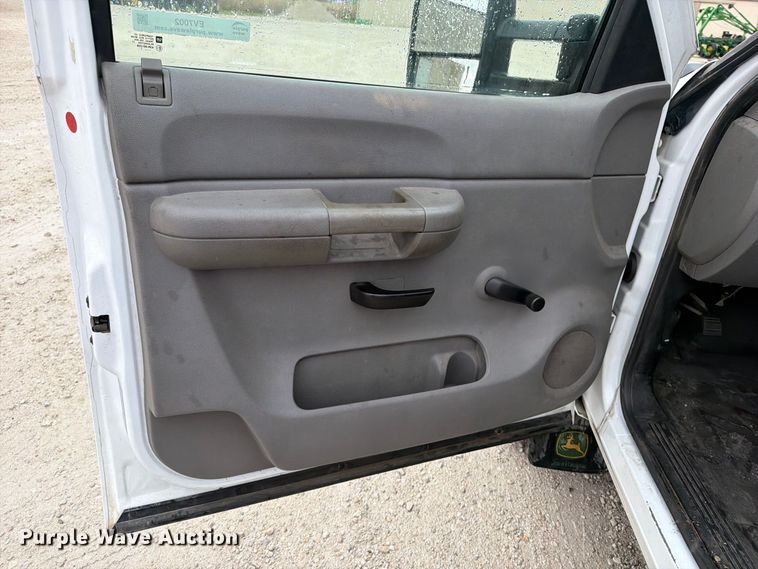 image for item EV7002 2007 Chevrolet Silverado 2500HD utility bed pickup truck