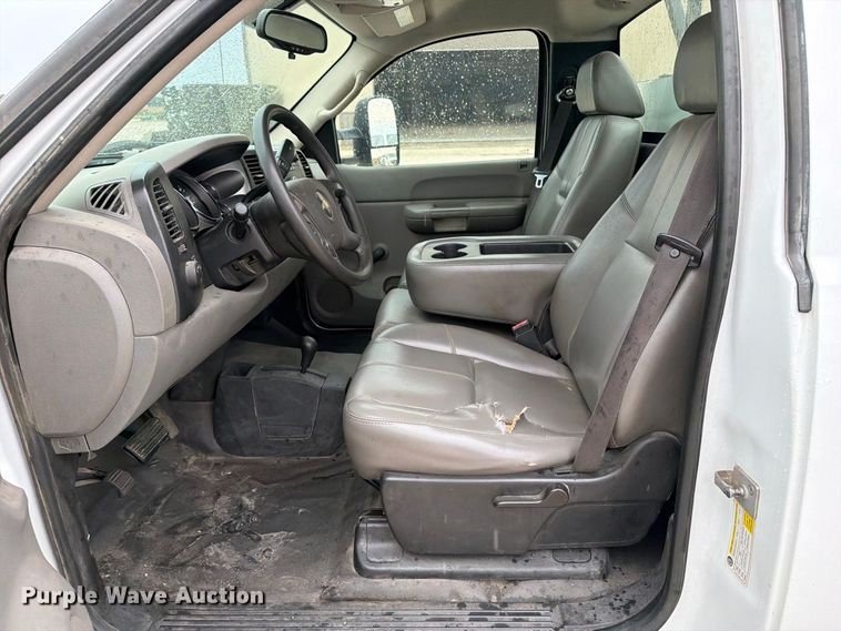 image for item EV7002 2007 Chevrolet Silverado 2500HD utility bed pickup truck