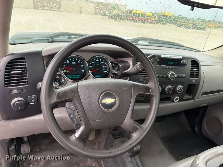 image for item EV7002 2007 Chevrolet Silverado 2500HD utility bed pickup truck