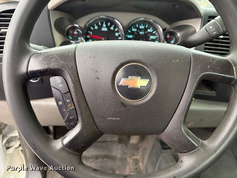 image for item EV7002 2007 Chevrolet Silverado 2500HD utility bed pickup truck