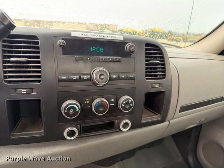 image for item EV7002 2007 Chevrolet Silverado 2500HD utility bed pickup truck