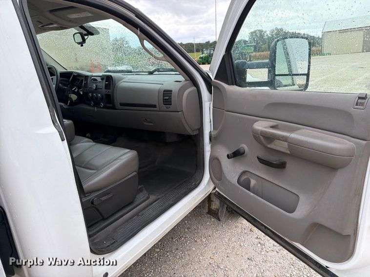 image for item EV7002 2007 Chevrolet Silverado 2500HD utility bed pickup truck