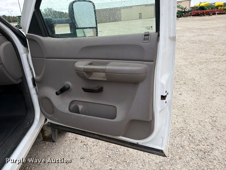 image for item EV7002 2007 Chevrolet Silverado 2500HD utility bed pickup truck