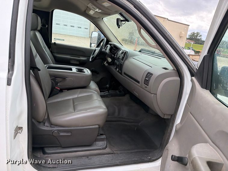 image for item EV7002 2007 Chevrolet Silverado 2500HD utility bed pickup truck