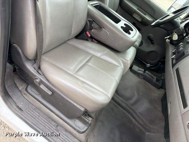 image for item EV7002 2007 Chevrolet Silverado 2500HD utility bed pickup truck