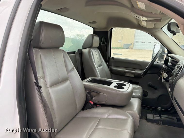 image for item EV7002 2007 Chevrolet Silverado 2500HD utility bed pickup truck