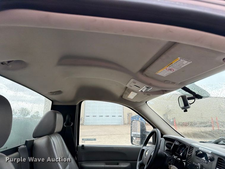 image for item EV7002 2007 Chevrolet Silverado 2500HD utility bed pickup truck