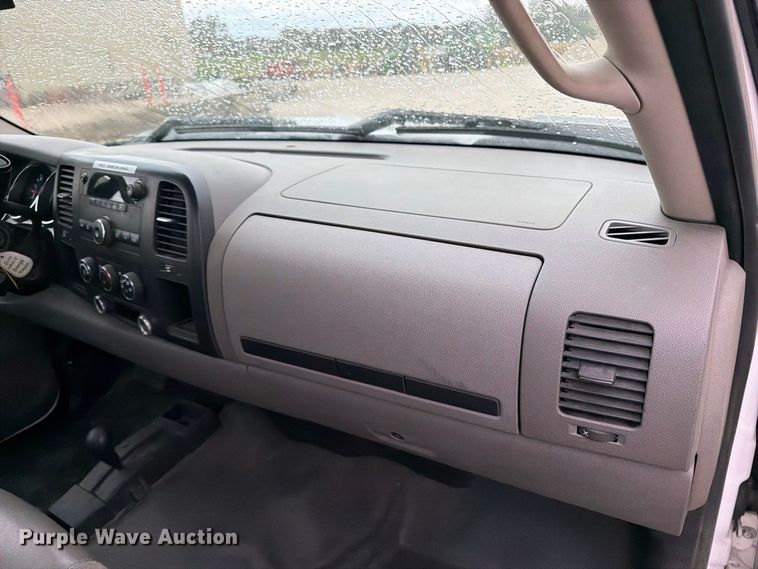 image for item EV7002 2007 Chevrolet Silverado 2500HD utility bed pickup truck