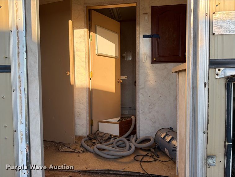 image for item EW1112 2007 Auburn ENG/GEU skid mounted living quarters 