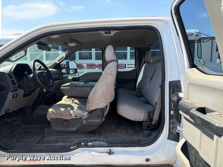 image for item EW8963 2019 Ford F550 truck cab and chassis