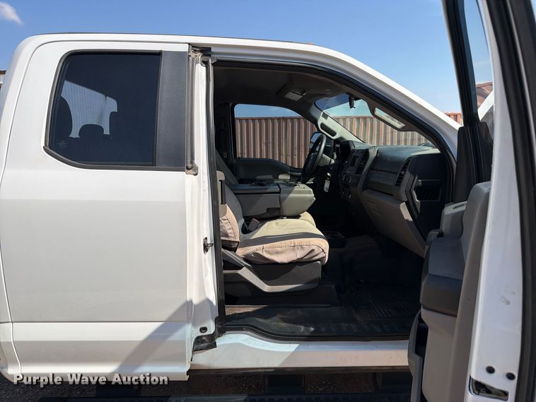 image for item EW8963 2019 Ford F550 truck cab and chassis