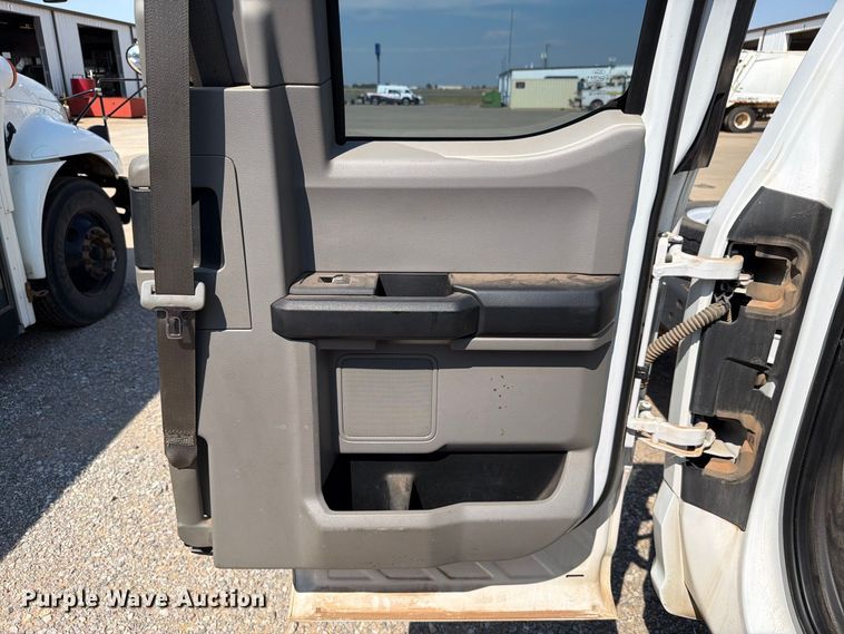 image for item EW8963 2019 Ford F550 truck cab and chassis