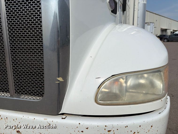 image for item EX0562 2016 Peterbilt 330 box truck