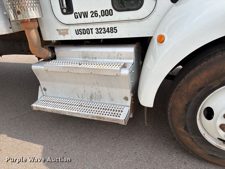 image for item EX0562 2016 Peterbilt 330 box truck