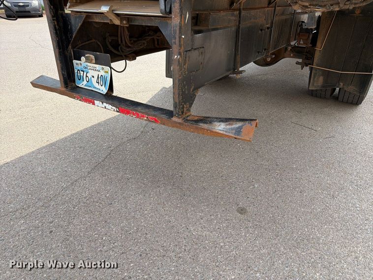 image for item EX0562 2016 Peterbilt 330 box truck