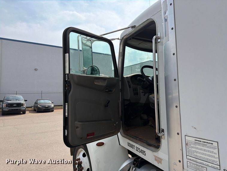 image for item EX0562 2016 Peterbilt 330 box truck