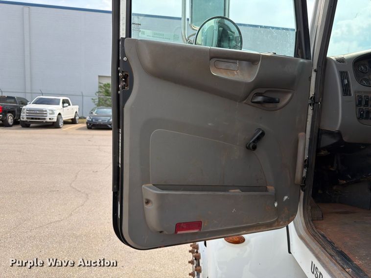 image for item EX0562 2016 Peterbilt 330 box truck