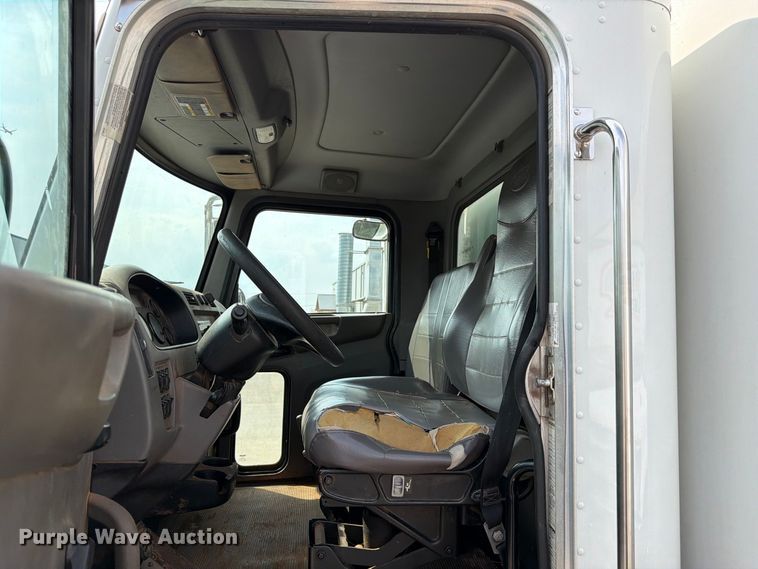image for item EX0562 2016 Peterbilt 330 box truck