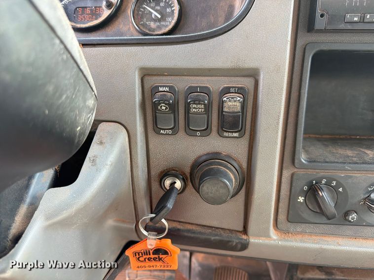 image for item EX0562 2016 Peterbilt 330 box truck