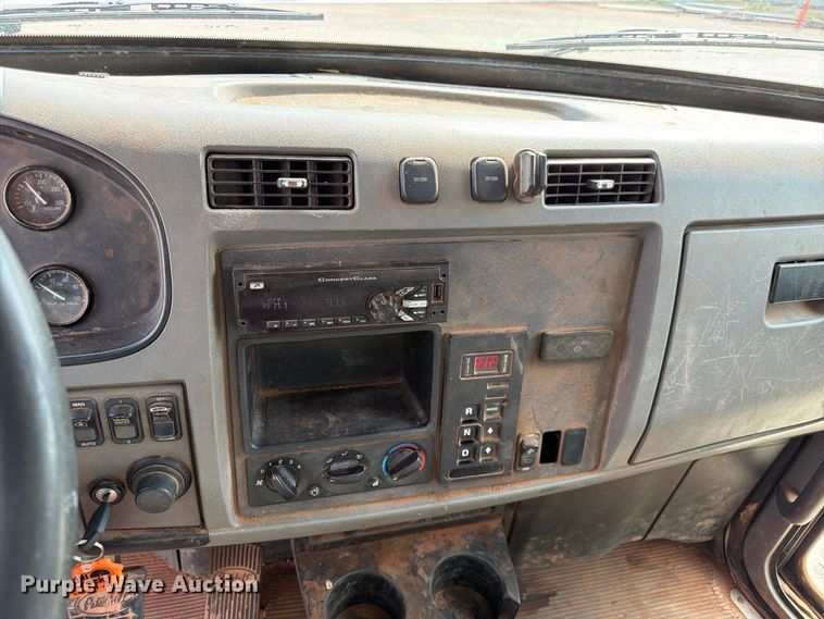 image for item EX0562 2016 Peterbilt 330 box truck