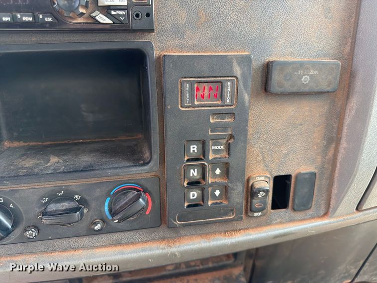 image for item EX0562 2016 Peterbilt 330 box truck