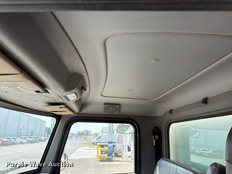 image for item EX0562 2016 Peterbilt 330 box truck
