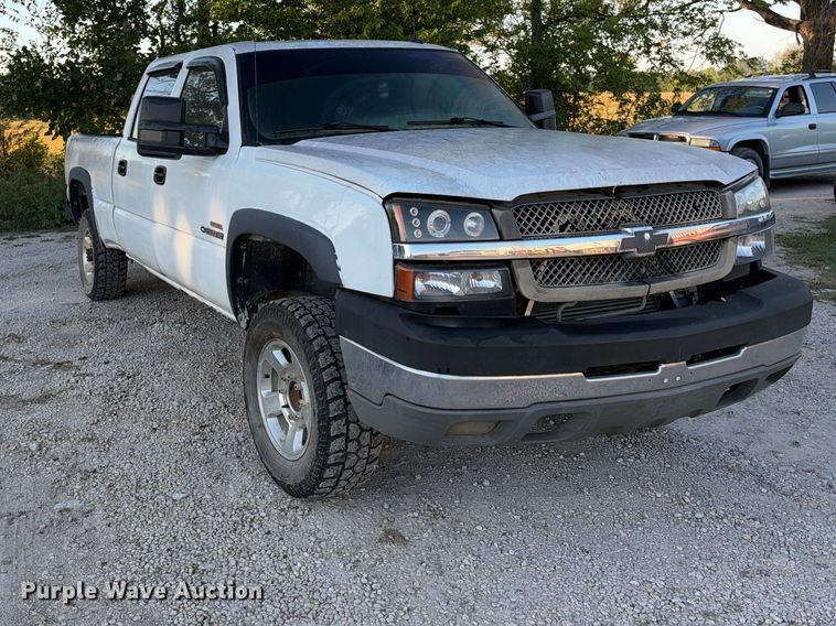 image for item EX1492 2004 Chevrolet Silverado 2500HD Crew Cab pickup truck