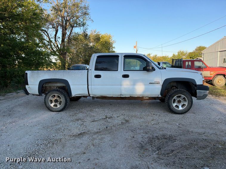 image for item EX1492 2004 Chevrolet Silverado 2500HD Crew Cab pickup truck
