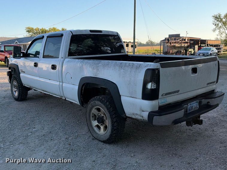 image for item EX1492 2004 Chevrolet Silverado 2500HD Crew Cab pickup truck