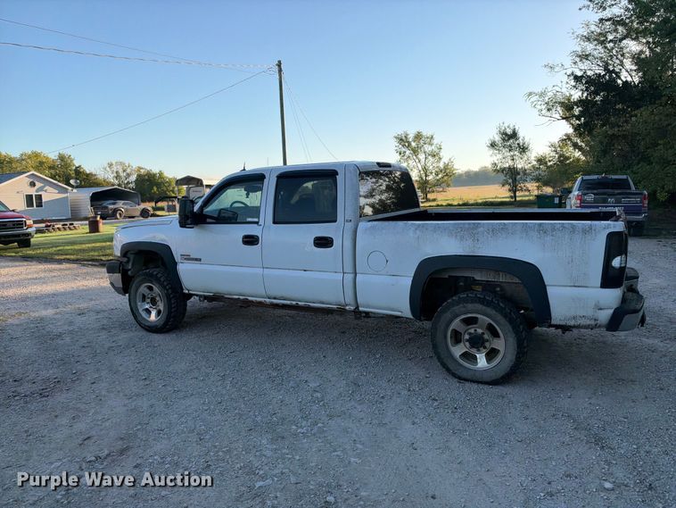image for item EX1492 2004 Chevrolet Silverado 2500HD Crew Cab pickup truck