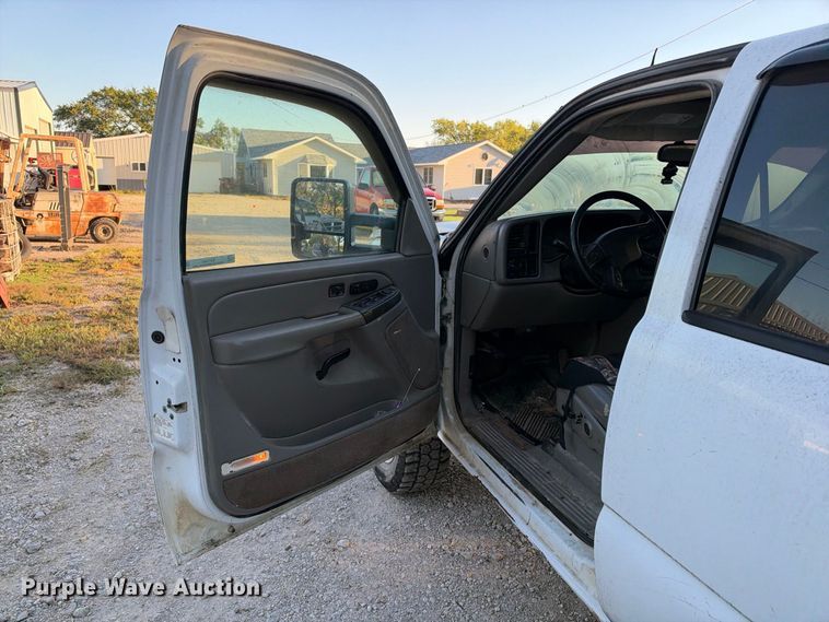 image for item EX1492 2004 Chevrolet Silverado 2500HD Crew Cab pickup truck