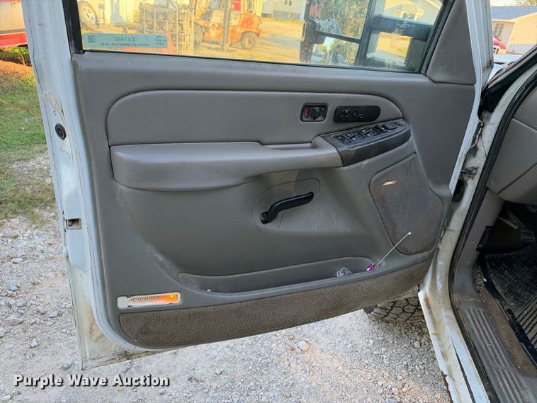image for item EX1492 2004 Chevrolet Silverado 2500HD Crew Cab pickup truck