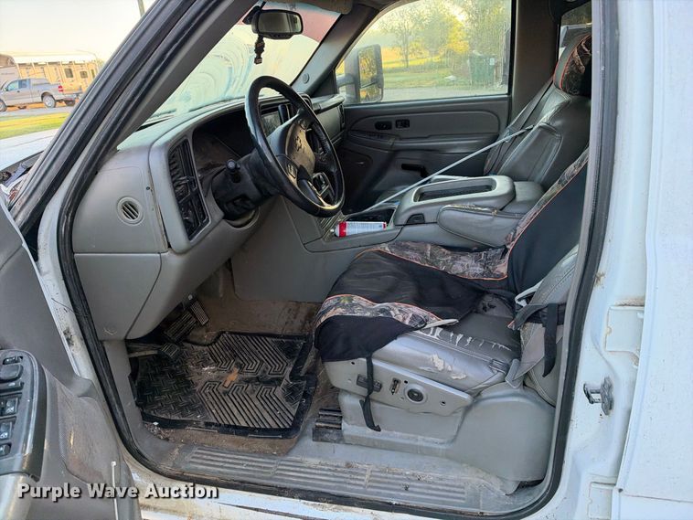 image for item EX1492 2004 Chevrolet Silverado 2500HD Crew Cab pickup truck