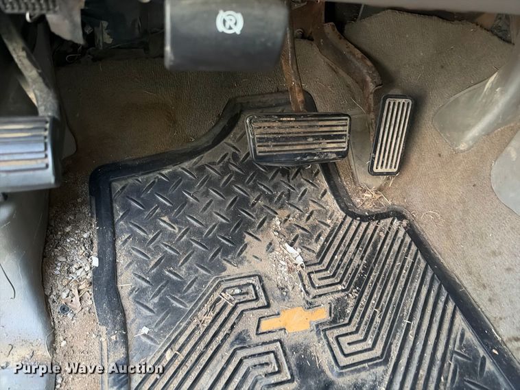 image for item EX1492 2004 Chevrolet Silverado 2500HD Crew Cab pickup truck