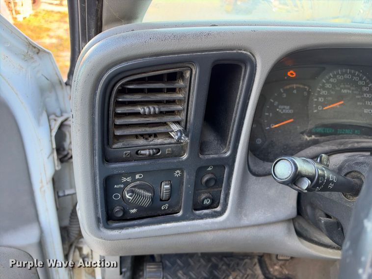 image for item EX1492 2004 Chevrolet Silverado 2500HD Crew Cab pickup truck