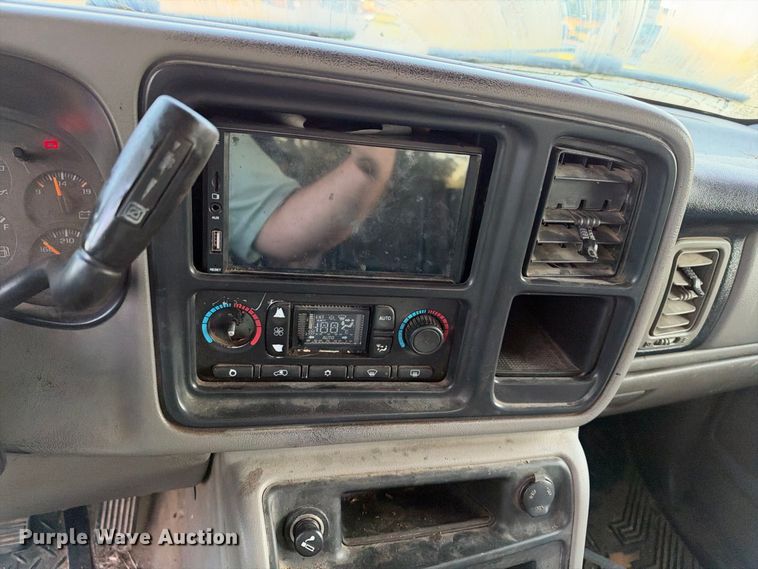 image for item EX1492 2004 Chevrolet Silverado 2500HD Crew Cab pickup truck