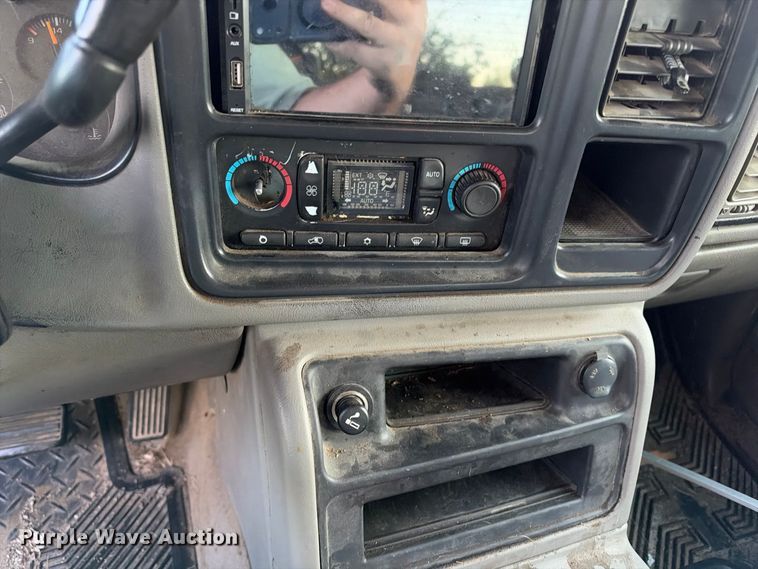 image for item EX1492 2004 Chevrolet Silverado 2500HD Crew Cab pickup truck