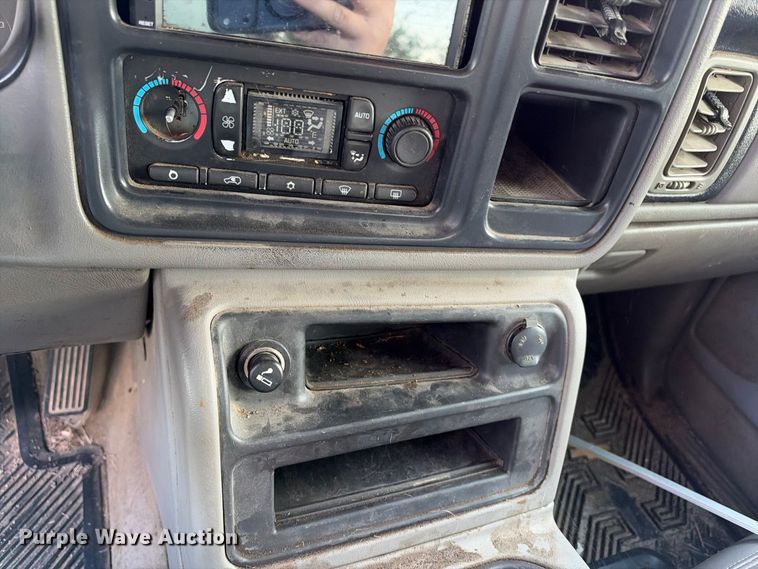 image for item EX1492 2004 Chevrolet Silverado 2500HD Crew Cab pickup truck