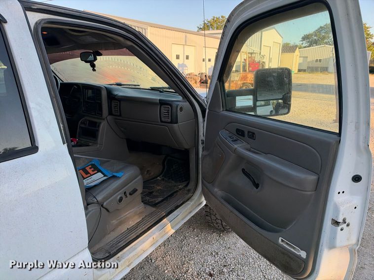 image for item EX1492 2004 Chevrolet Silverado 2500HD Crew Cab pickup truck