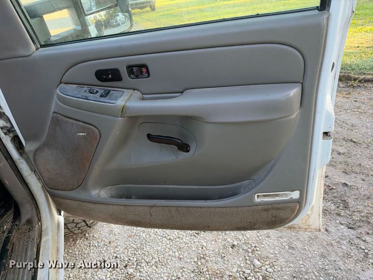 image for item EX1492 2004 Chevrolet Silverado 2500HD Crew Cab pickup truck