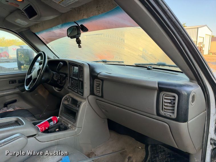 image for item EX1492 2004 Chevrolet Silverado 2500HD Crew Cab pickup truck